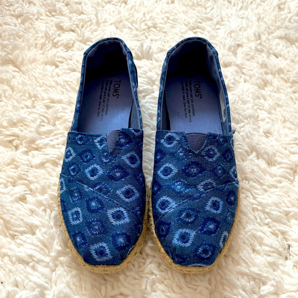 Tom’s Blue Washed Denim Flats
